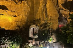 facade interieur soir avec invites de loin