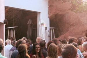 invites de dos en debut de soiree